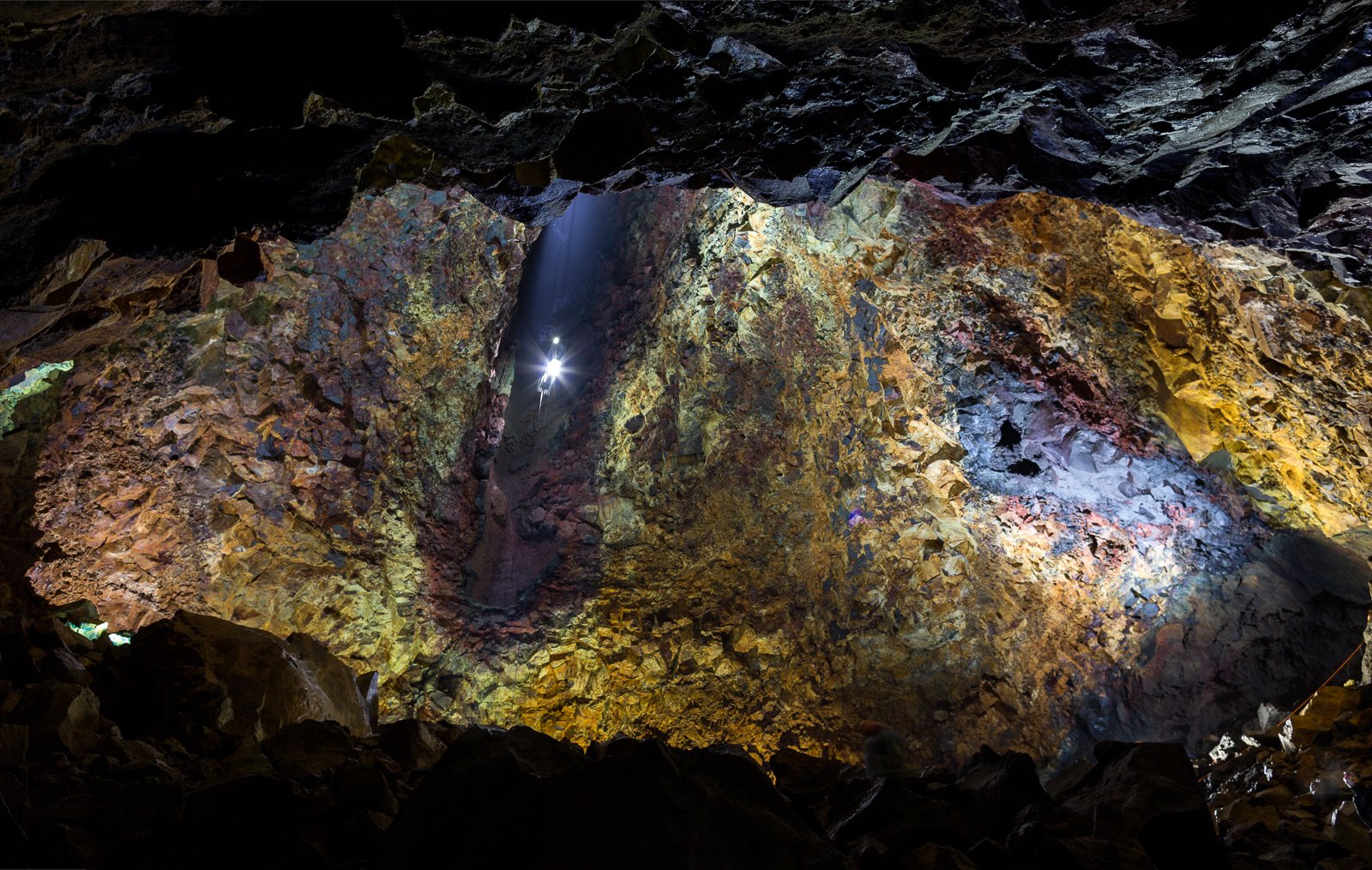 A example of the amazing colours of the walls inside the volcano